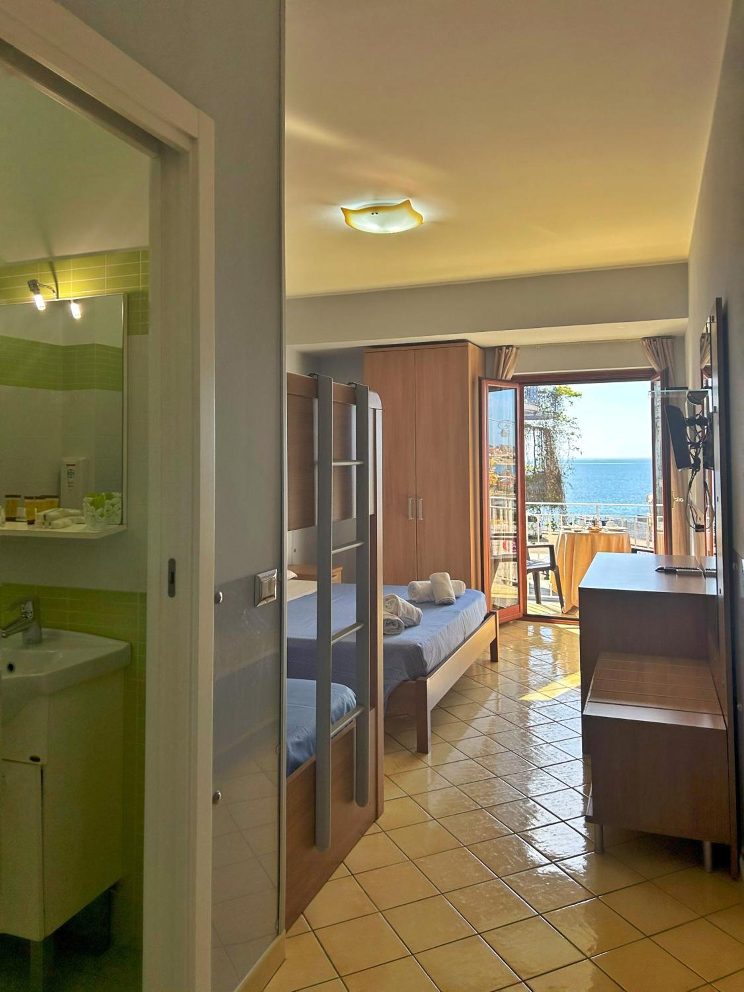 La Piazzetta Bed and Breakfast Giardini Naxos Exteriör bild