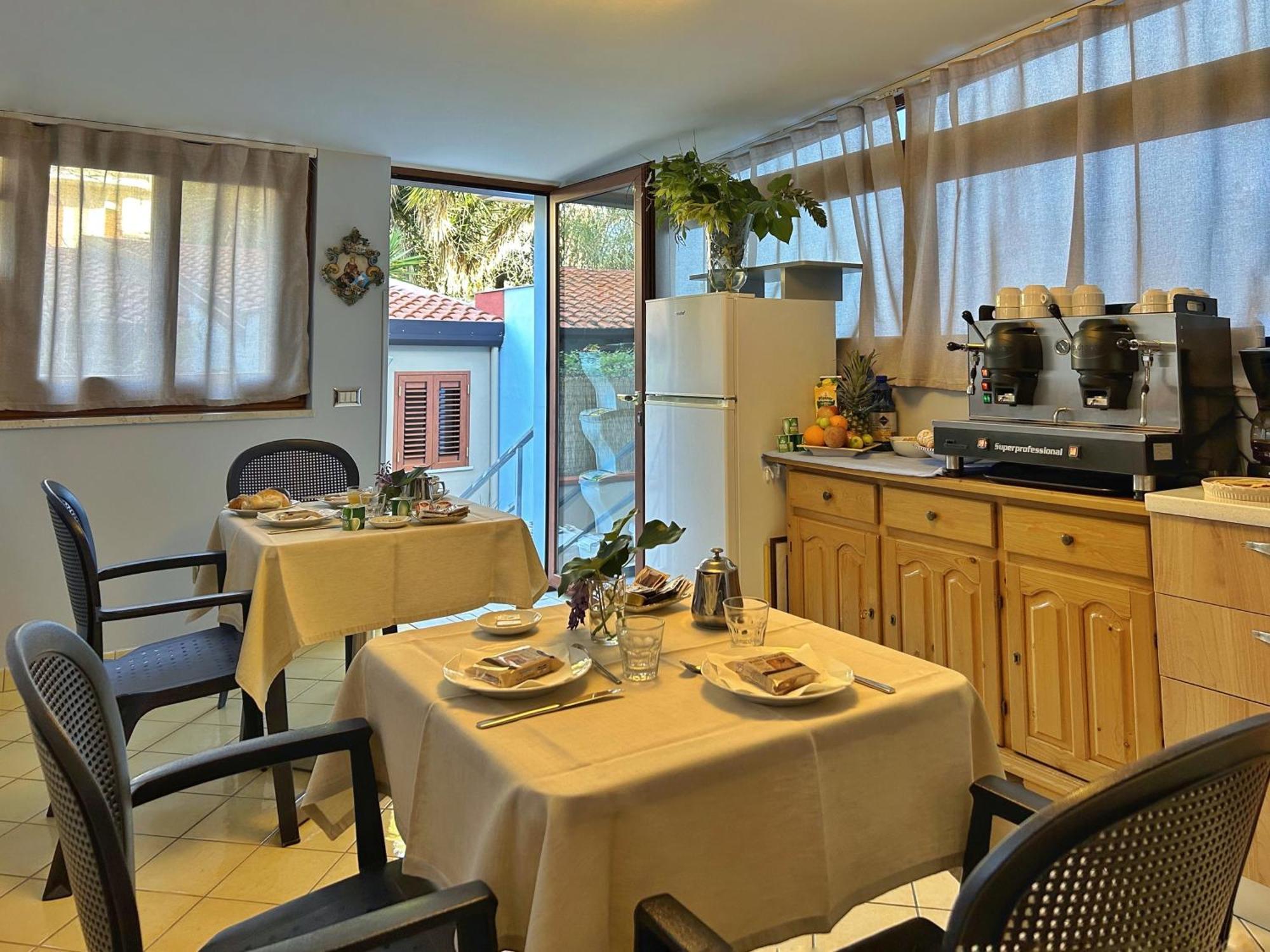La Piazzetta Bed and Breakfast Giardini Naxos Exteriör bild